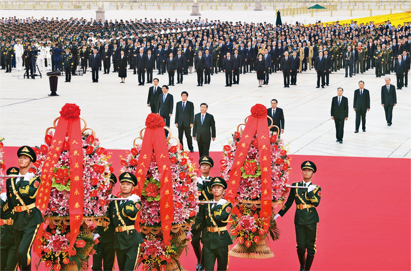 　　2021年9月30日上午，党和国家领导人习近平、李克强、栗战书、汪洋、王沪宁、赵乐际、韩正、王岐山等来到北京天安门广场，出席烈士纪念日向人民英雄敬献花篮仪式。 新华社记者 张领/摄