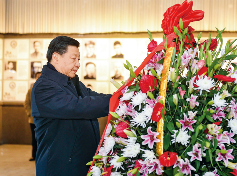  　　2016年2月1日至3日，中共中央总书记、国家主席、中央军委主席习近平来到江西，看望慰问广大干部群众和驻赣部队。这是2月2日，习近平在井冈山革命烈士陵园向革命烈士敬献花篮。 新华社记者 谢环驰/摄