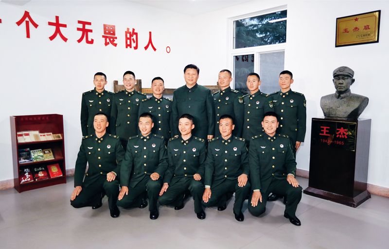  　　2017年12月13日，中共中央总书记、国家主席、中央军委主席习近平到第71集团军视察。这是习近平同“王杰班”战士合影。 新华社记者 李刚/摄