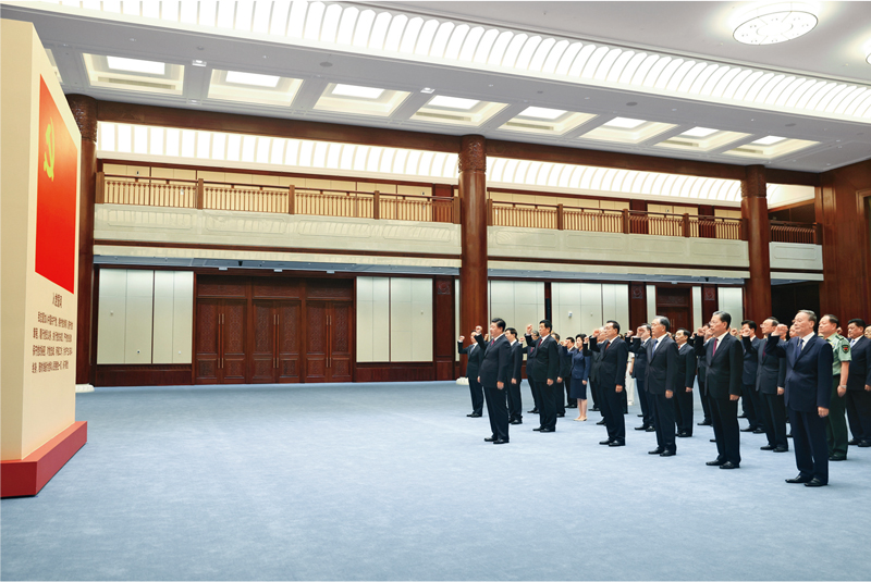  　　2021年6月18日，党和国家领导人习近平、李克强、栗战书、汪洋、王沪宁、赵乐际、韩正、王岐山等在中国共产党历史展览馆参观“‘不忘初心、牢记使命’中国共产党历史展览”。这是参观结束后，习近平带领党员领导同志一起重温入党誓词。 新华社记者 鞠鹏/摄