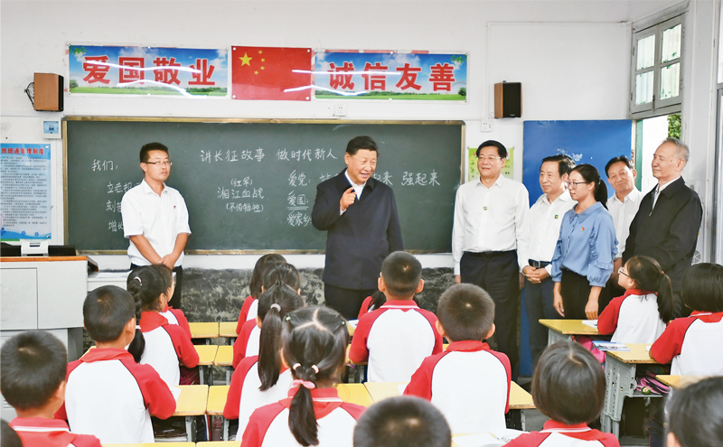  　　2020年9月16日至18日，中共中央总书记、国家主席、中央军委主席习近平在湖南考察。这是16日下午，习近平在郴州市汝城县文明瑶族乡第一片小学，同正在上思政课的同学们亲切交流。 新华社记者 谢环驰/摄