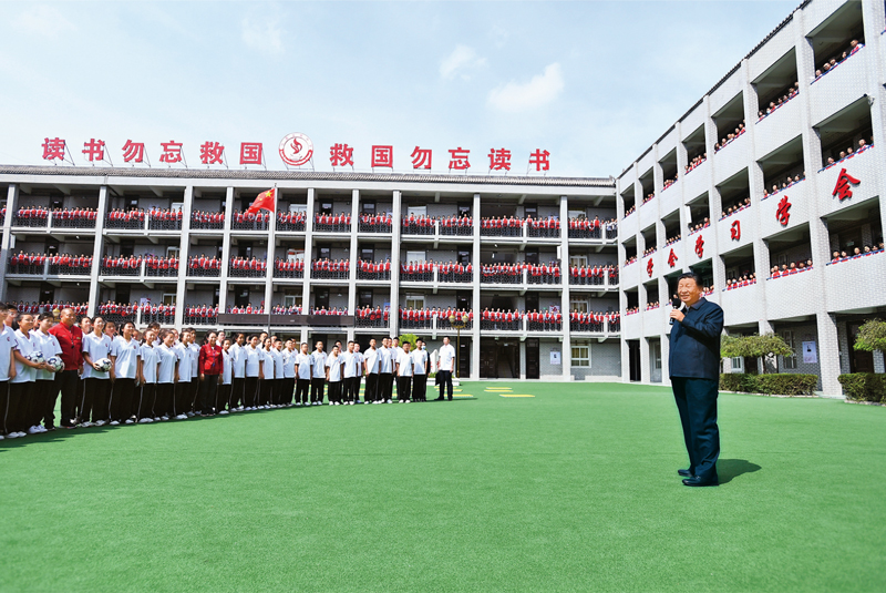  　　2021年9月13日至14日，中共中央总书记、国家主席、中央军委主席习近平在陕西省榆林市考察。这是14日上午，习近平在绥德实验中学考察时，同师生亲切交流。 新华社记者 谢环驰/摄