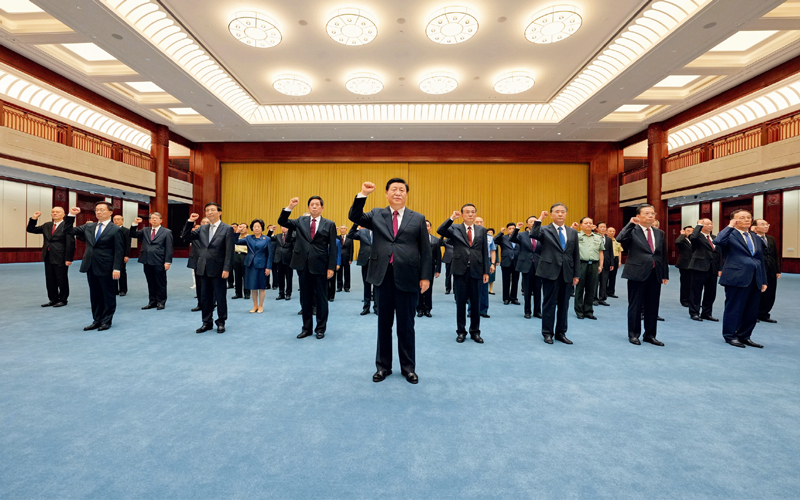 　　2021年6月18日，党和国家领导人习近平、李克强、栗战书、汪洋、王沪宁、赵乐际、韩正、王岐山等在中国共产党历史展览馆参观“‘不忘初心、牢记使命’中国共产党历史展览”。这是参观结束后，习近平带领党员领导同志一起重温入党誓词。 新华社记者 李学仁/摄