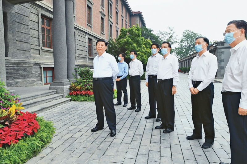 　　2021年6月25日，中共中央政治局就用好红色资源、赓续红色血脉举行第三十一次集体学习。这次集体学习采取参观和讨论相结合的形式，这是习近平、李克强、栗战书、汪洋、王沪宁、赵乐际、韩正等在北大红楼参观“光辉伟业　红色序章——北大红楼与中国共产党早期北京革命活动主题展”。 新华社记者 谢环驰/摄