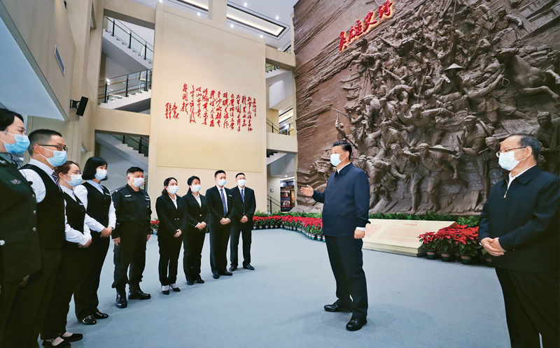 2021年4月25日至27日，中共中央总书记、国家主席、中央军委主席习近平在广西考察。这是25日上午，习近平在桂林市全州县，参观红军长征湘江战役纪念馆时，同工作人员亲切交谈。新华社记者 鞠鹏/摄